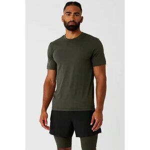 ALO YOGA Men's Conquer Reform Crewneck Short Sleeve Size S In Stealth Green